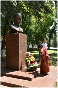 5 August 2018 Hon’ble External Affairs Minister Smt. Sushma Swaraj offered floral tributes to late Shri Lal Bahadur Shastri and distributed gifts to students of students