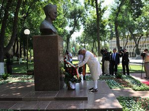 08 July, 2015 PM paying tribute at the Bust of Late Prime Minister Lal Bahadur Shastri