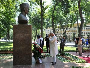 08 July, 2015 PM paying tribute at the Bust of Late Prime Minister Lal Bahadur Shastri