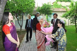 02 May, 2016 Ms. Sujata Mehta, Secretary, Ministry of External Affairs being greeted by an Uzbek girl at Lal Bahadur Shastri Centre for Indian Culture in Tashkent