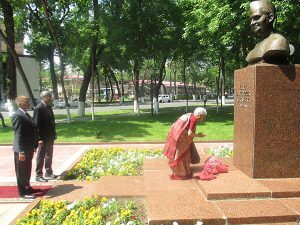02 May, 2016 Ms. Sujata Mehta, Secretary, Ministry of External Affairs paying a floral tribute to Former Prime Minister of India, Late Shri Lal Bahadur Shastri