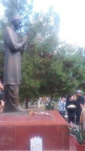 02 October, 2016 H.E. Mr. Vinod Kumar, Ambassador of India, Tashkent offering flower tributes at the statue of Shastriji near the Lal Bahadur Shastri School, Tashkent