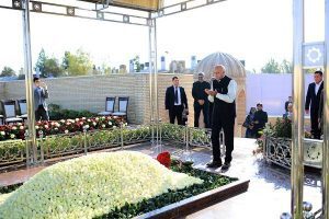 31 October, 2016 H.E. Mr. M.J. Akbar offering flowers at the grave of late President Karimov in Samarkand
