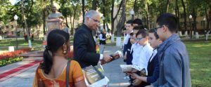 02 October, 2019 115th birth anniversary of former Prime Minister Late Shri Lal Bahadur Shastri was celebrated in Uzbekistan. Ambassador of India Santosh Jha paid floral tributes at Shastri Memorial in Tashkent. Students, teachers from School no. 24 & 64 participated in celebrations with friends of India.